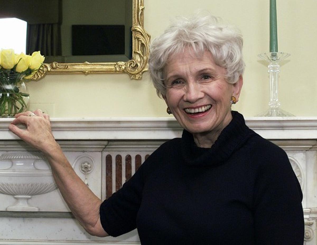 **TO GO WITH STORY TITLED ALICE MUNRO **Canadian author Alice Munro poses for a photograph at the Canadian Consulate’s residence in New York Oct. 28, 2002. The 71-year-old Munro’s published work includes eight short story collections and one novel, The Lives of Girls and Women. (AP Photo/Paul Hawthorne) **TO GO WITH STORY TITLED ALICE MUNRO **Canadian author Alice Munro poses for a photograph at the Canadian Consulate’s residence in New York Oct. 28, 2002. The 71-year-old Munro’s published work includes eight short story collections and one novel, The Lives of Girls and Women. (AP Photo/Paul Hawthorne)