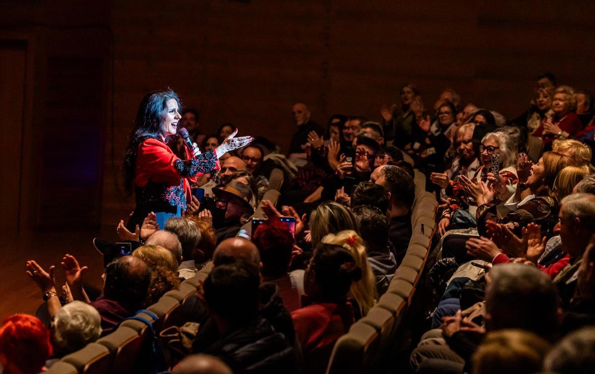 La cantante malagueña volvió a La Nucía dentro de su gira nacional “Ya No estoy sola”, que celebra los 20 años de su éxito “Sola”.