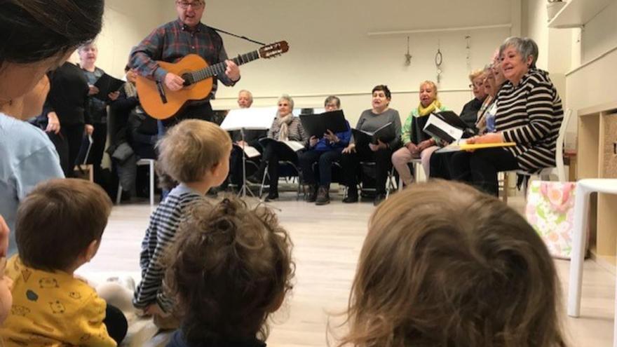 Gent gran canta nadales a les llars d’infants de Manresa