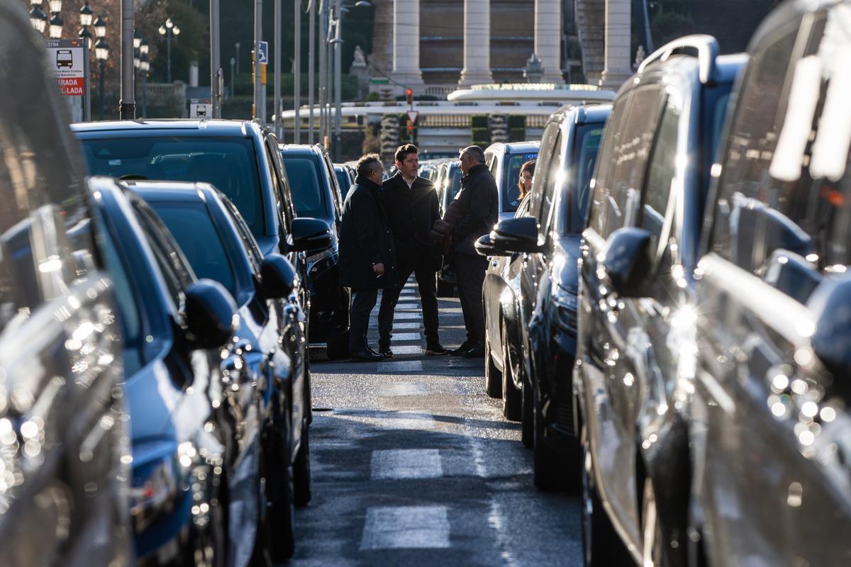 Centenares de conductores de VTC escenifican un funeral del sector y hacen una marcha lenta por Barcelona