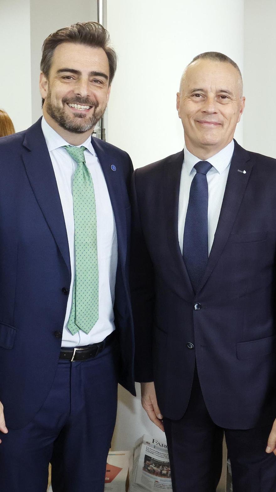 El conselleiro de Presidencia, Diego Calvo, con el presidente de la patronal de Pontevedra,  Jorge Cebreiros.