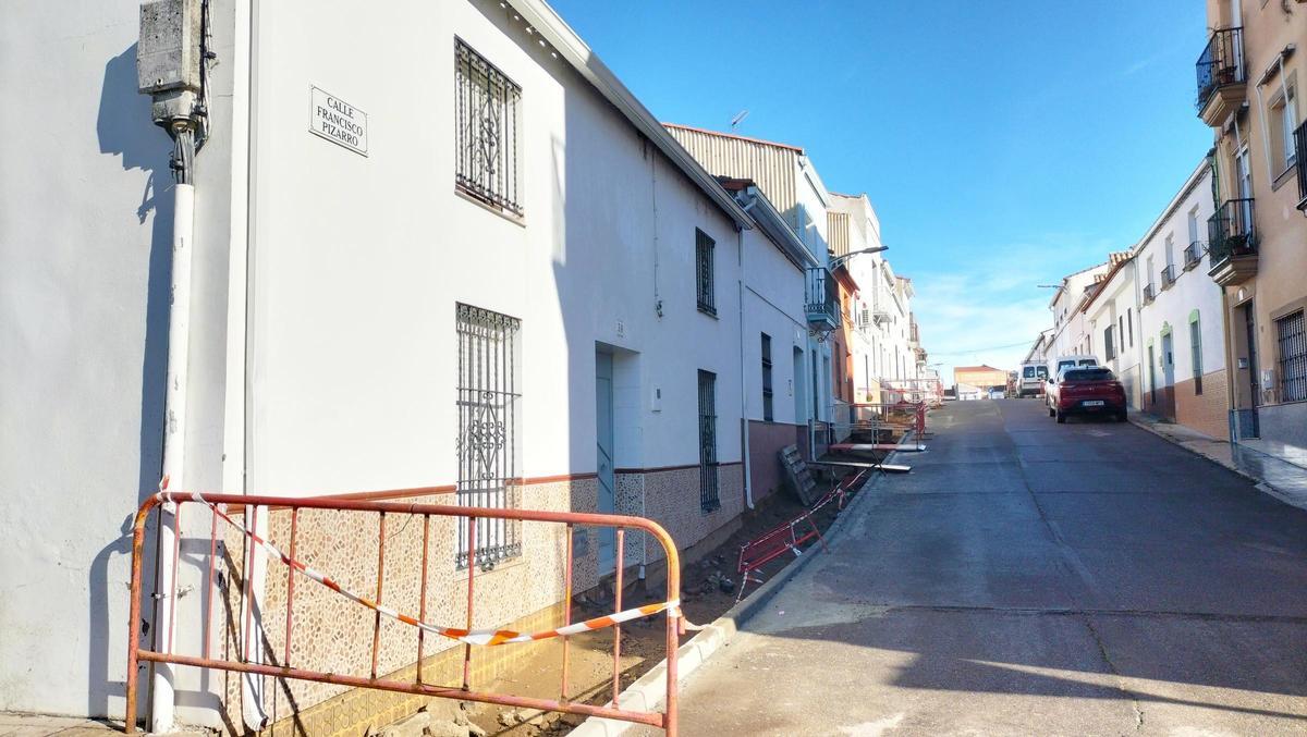 Obras de sustitución de acerados en la calle San Isidro de Monesterio