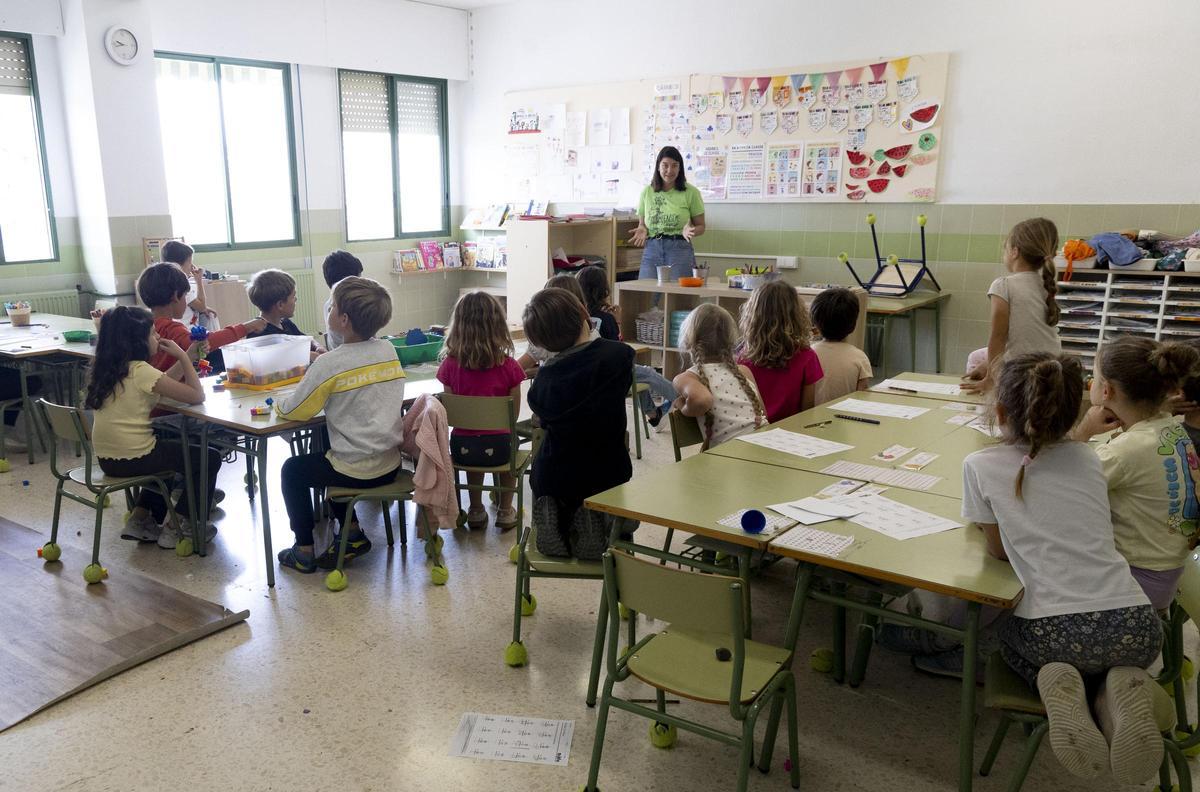 Una maestra en un aula de Alicante, con la camiseta verde en defensa de la enseñanza pública