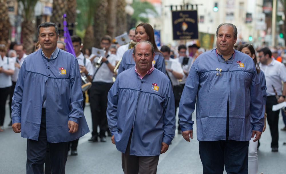 La apertura de las Hogueras del 90 aniversario resultó espectacular, con una gran participación de las comisiones, de veteranos festeros y de las Belleas del Foc.