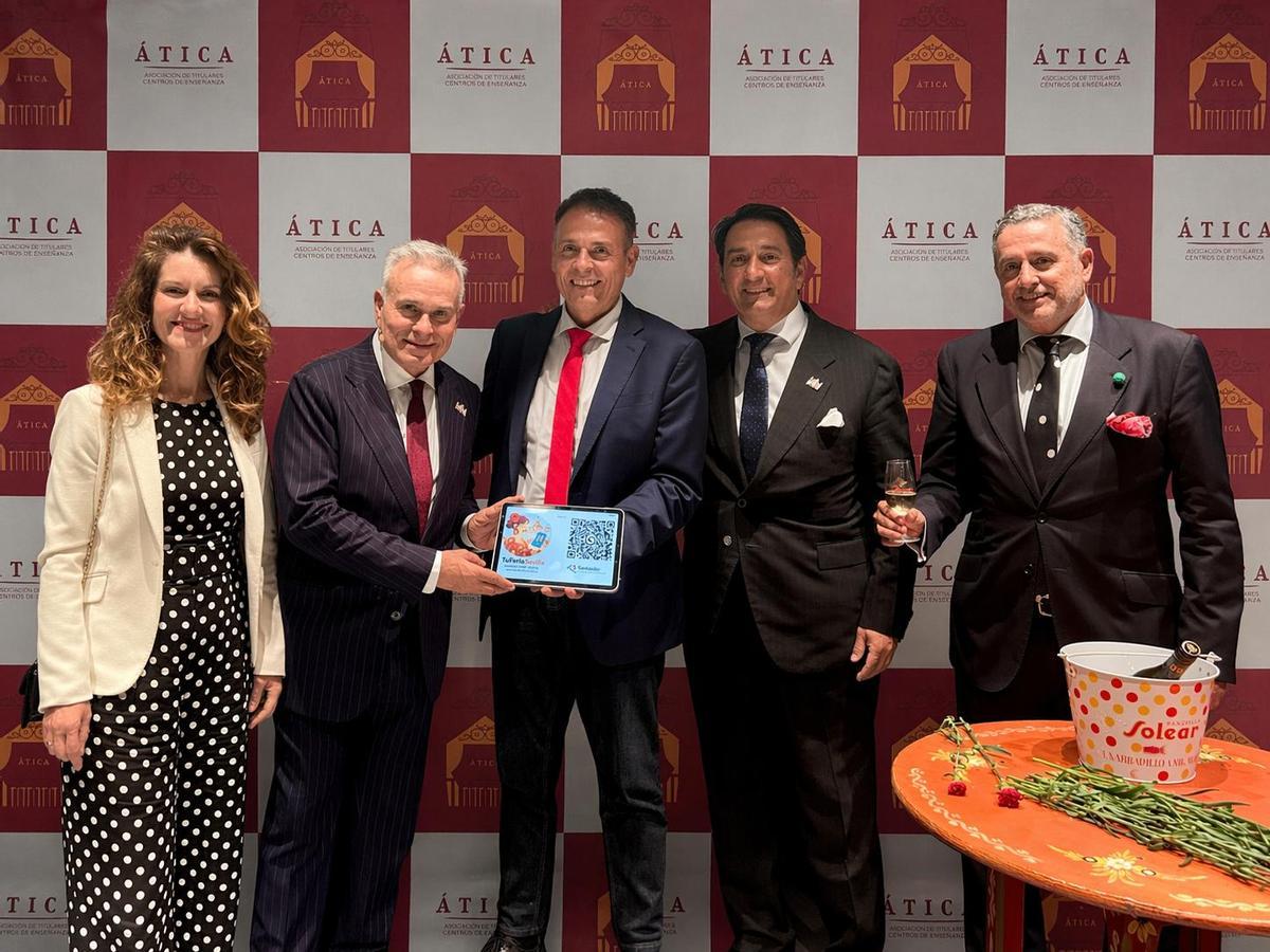 De izq. a dcha. Gema Casquero, dircom de Internalia, Cristóbal Cervantes, pregonero de la feria, Francisco Orellana, CEO de Internalia, Cristóbal Tripero, presidente de Ática y Álvaro Alés, director de marketing de Bodegas Barbadillo.