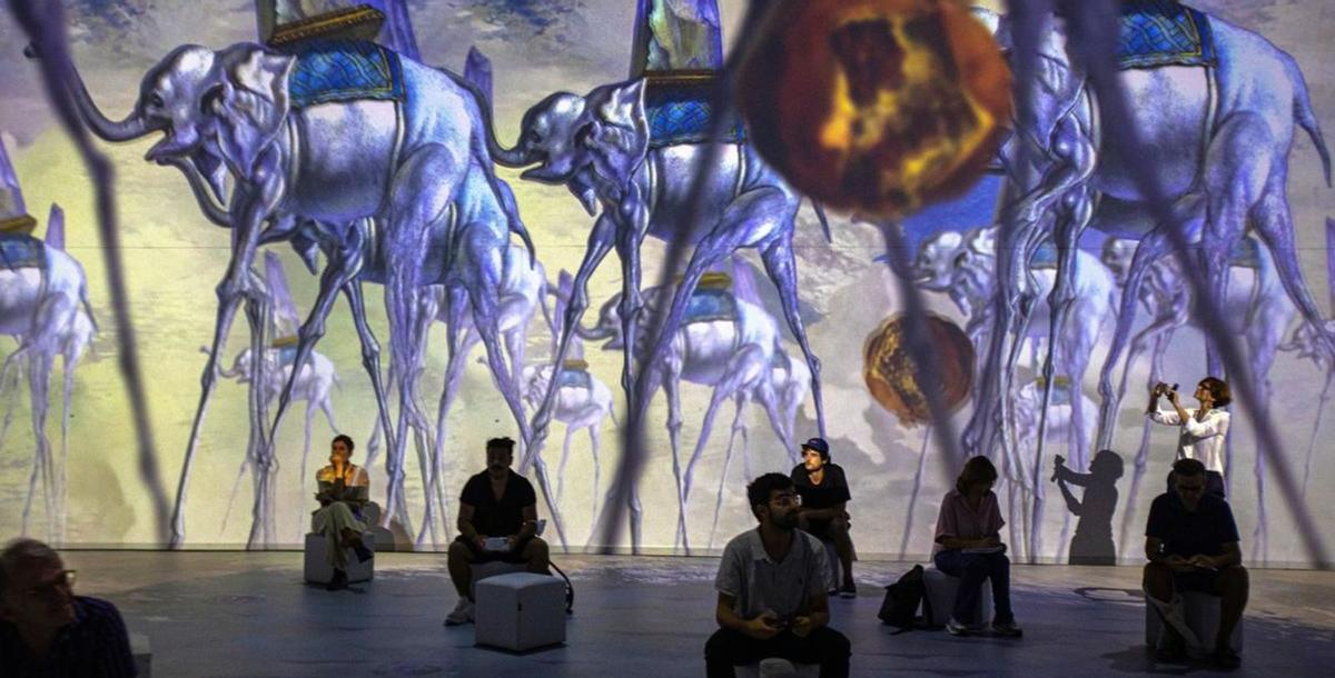 Los característicos elefantes
de Dalí caminarán por su
exposición inmersiva. |   JORDI OTIX