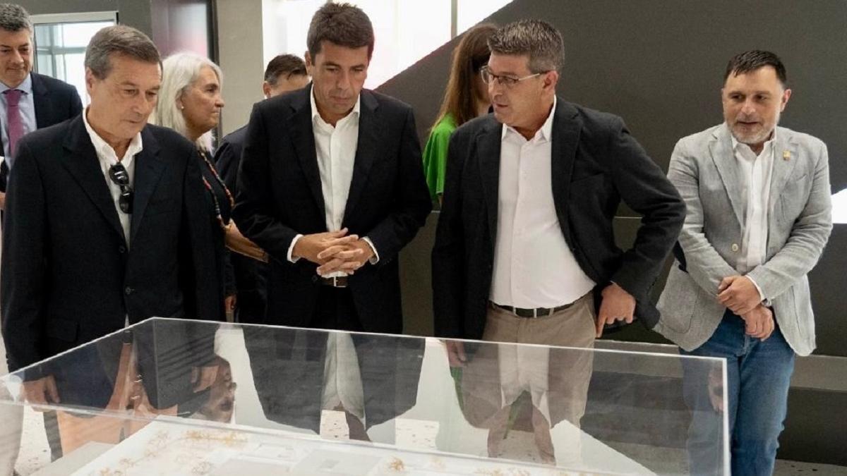 Visita del consellerdeSanidad y el presidentMazón junto a Rodríguez al nuevo hospital.