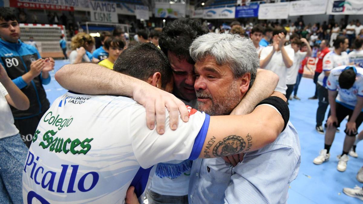 Santiago Picallo, abrazando a sus hijos Pablo y Santi tras lograr el ascenso el pasado sábado. |  // GUSTAVO SANTOS