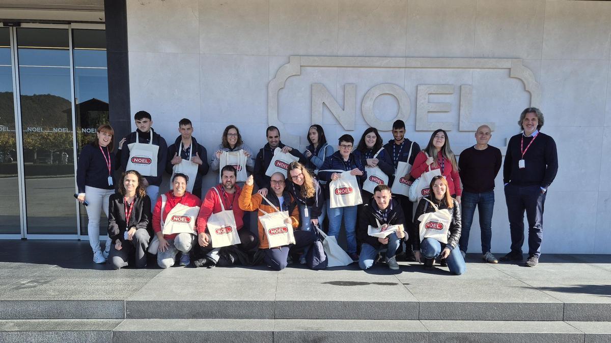 Un grup d'usuaris de la Fundació Els Joncs a les instal·lacions de Noel Alimentaria.