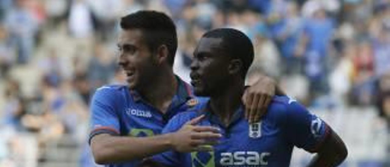 Omgba celebra uno de los siete goles que marcó con el Oviedo hace dos temporadas.