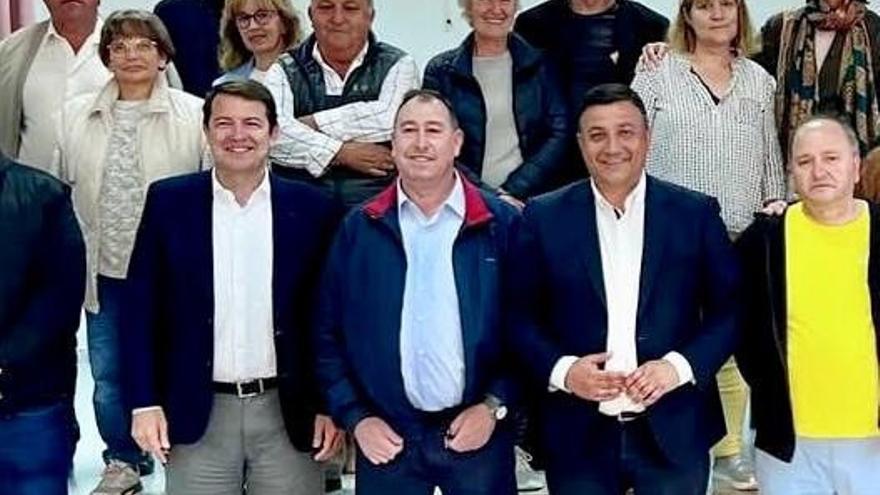 El alcalde de Aldeaseca (Ávila), Luis Ignacio Arévalo, centro, junto al presidente de la Junta y del PP de Castilla y León, Alfonso Fernández Mañueco, en una imagen de archivo.