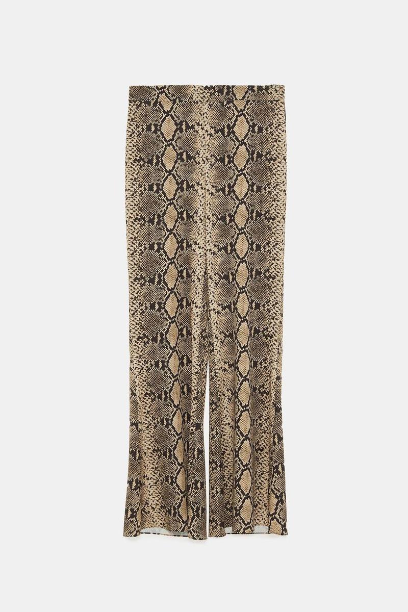 Pantalones flare con estampado de serpiente de Zara. (Precio: 39, 95 euros)