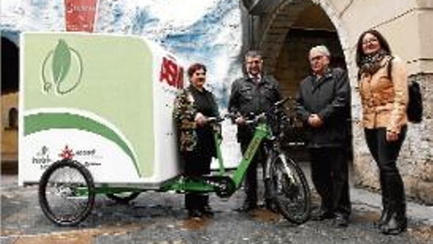 Representants de Càritas i l&#039;Ajuntament, amb el tricicle.