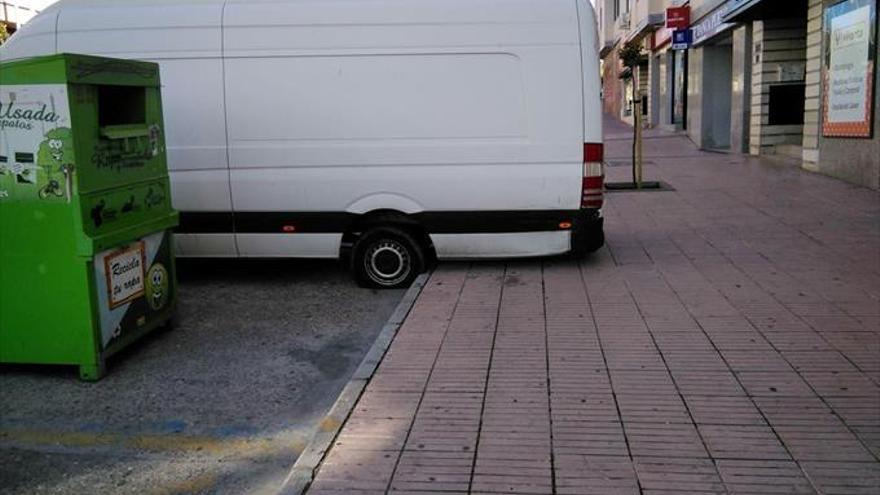 Rajan las ruedas de numerosos coches en Miralvalle y zona centro