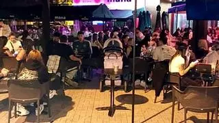 Desmantelan un bingo en un bar en plena calle de Málaga con "premios increíbles" y 100 personas jugando