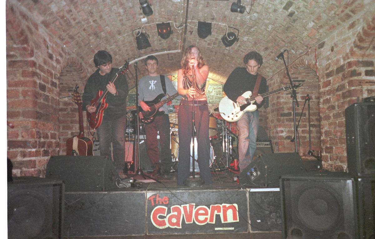 Los Sunflowers, con Ángelo Borrás a la izquierda, durante su actuación en The Cavern, en Liverpool