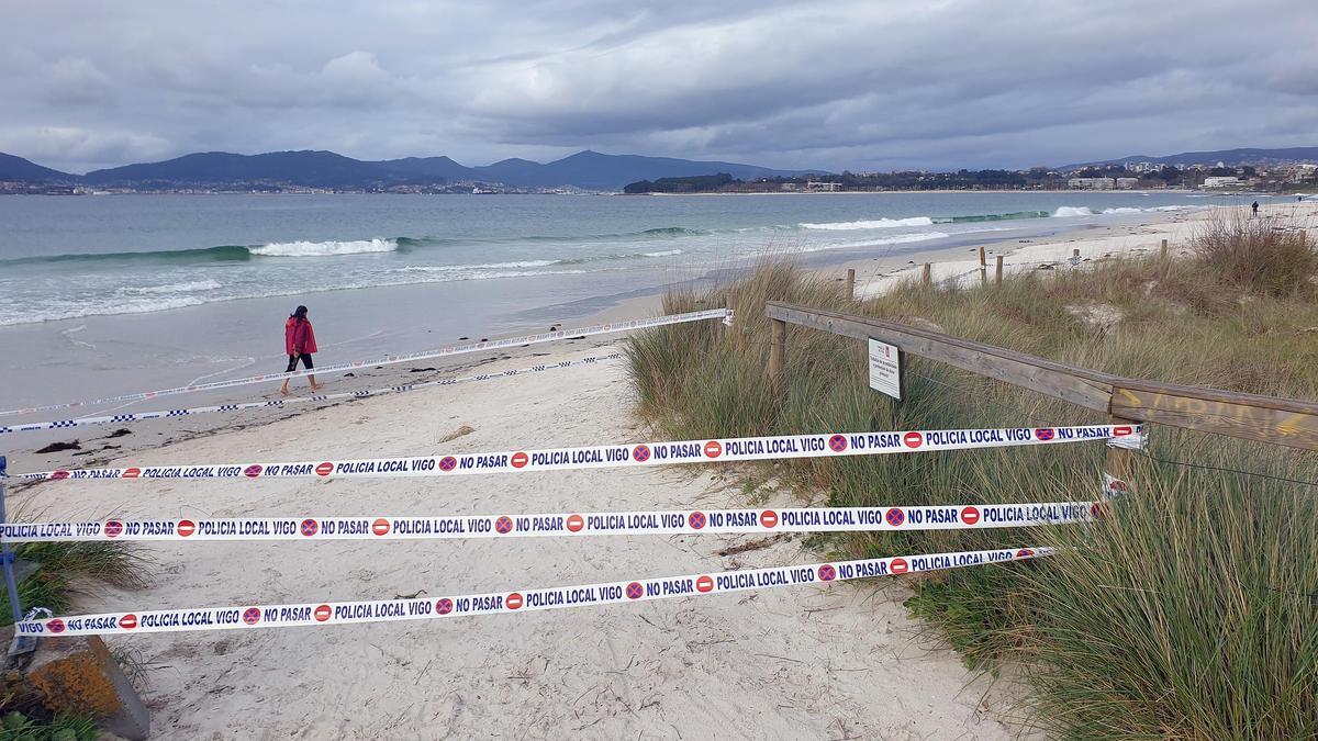 Vigo (Coruxo, O Vao). Destrozos en las dunas de la playa de O Vao por los temporales.