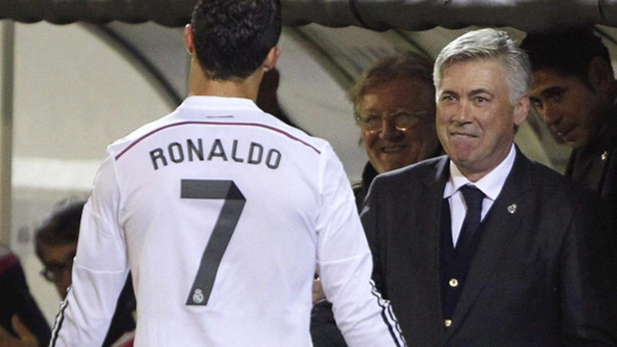 Ancelotti celebra con Cristiano Ronaldo uno de sus goles