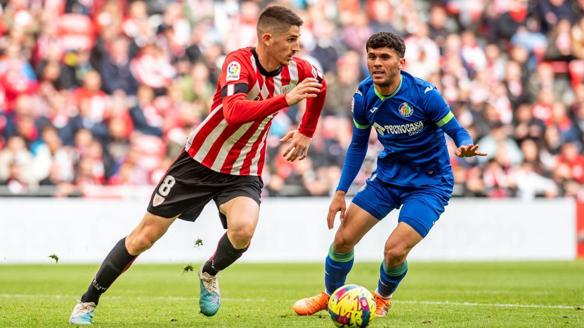 Oihan Sancet conduce un balón ante el Getafe.