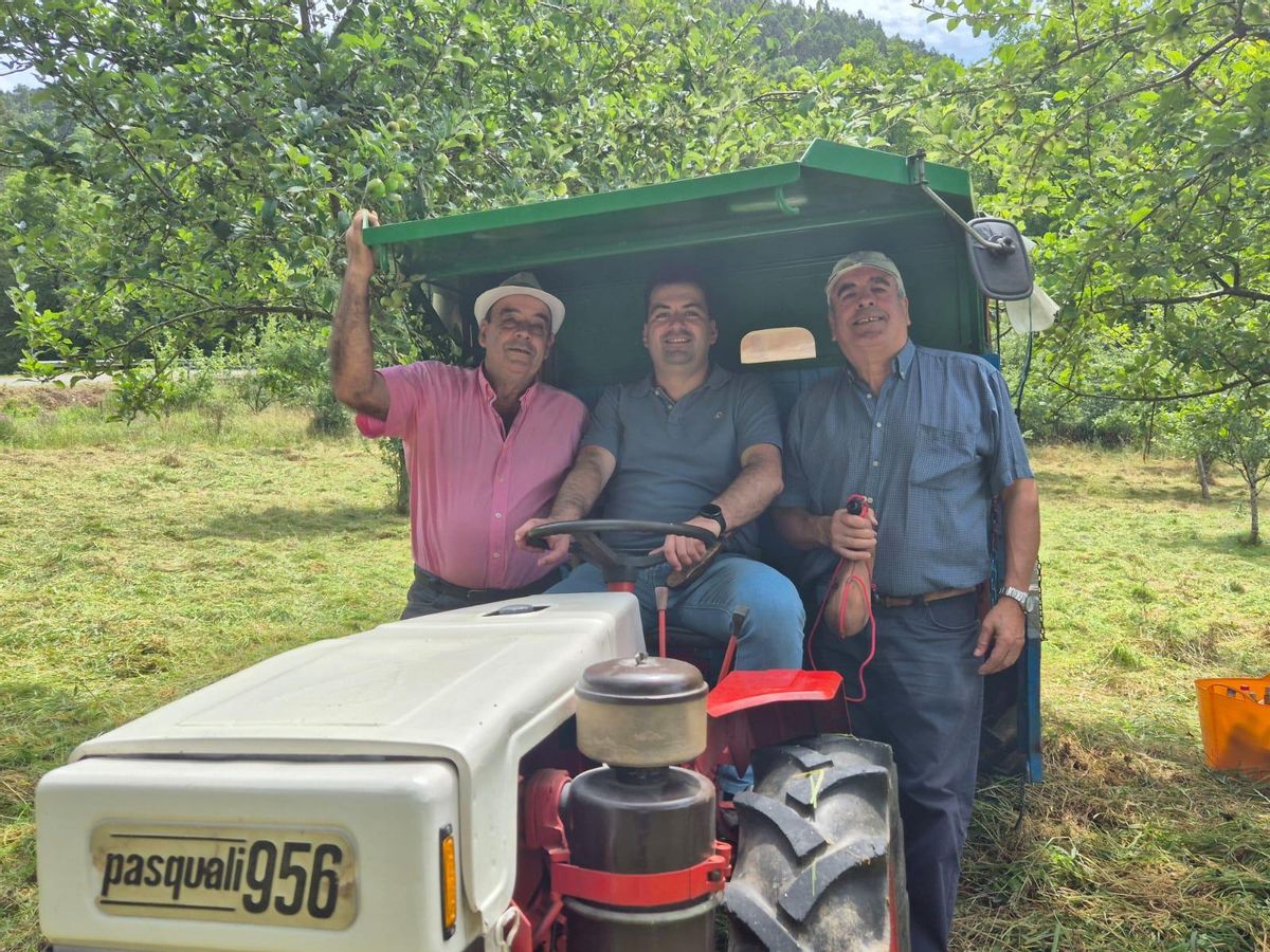 Sergio Hidalgo conduce el mítico tractor Pasquali con dos vecinos.