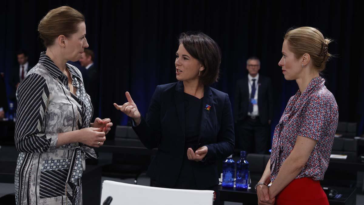 La ministra de Asuntos Exteriores de Alemania, Annalena Baerbock (c), conversa con la primera ministra de Estonia, Kaja Kallas (d), y la primera ministra danesa, Mette Frederiks (i), en la segunda jornada de la cumbre de la OTAN que se celebra este jueves en el recinto de Ifema, en Madrid. 