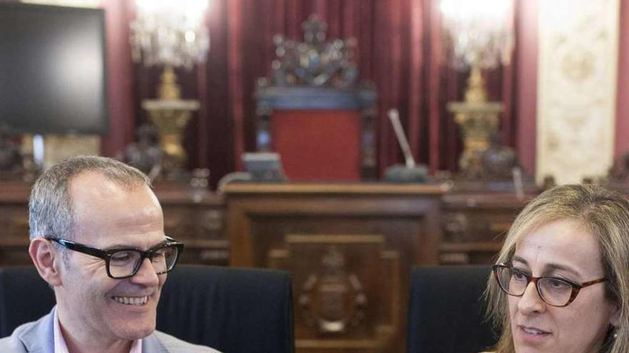 Jesús Vázquez y Ethel Vázquez, en la firma del convenio de colaboración. // Brais Lorenzo