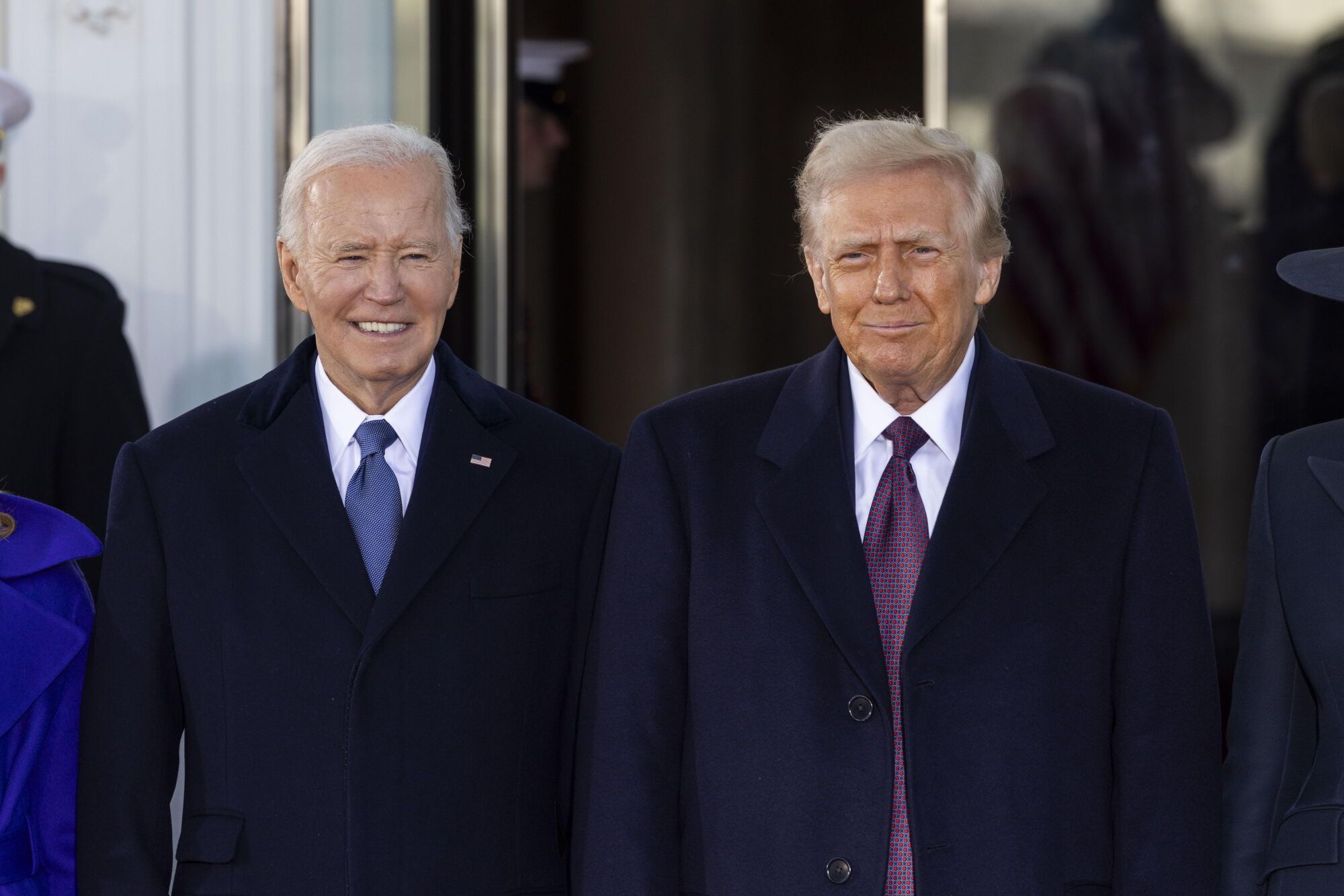 El presidente de EE. UU., Joe Biden (I), recibe al presidente electo Donald Trump en el pórtico norte de la Casa Blanca en la mañana de la inauguración de Trump en Washington, DC, EE. UU., 20 de enero de 2025. EFE/JIM LO SCALZO / POOL