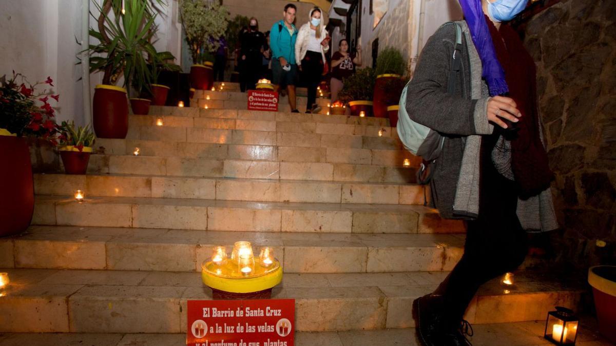 Una mujer fotografía la calle Deán Zaragoza con velas, otro atractivo turístico para Santa Cruz. | JOSE NAVARRO