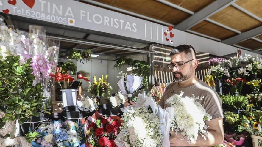Los puestos de flores del Mercado Central de Alicante amplían su horario el día de San Valentín