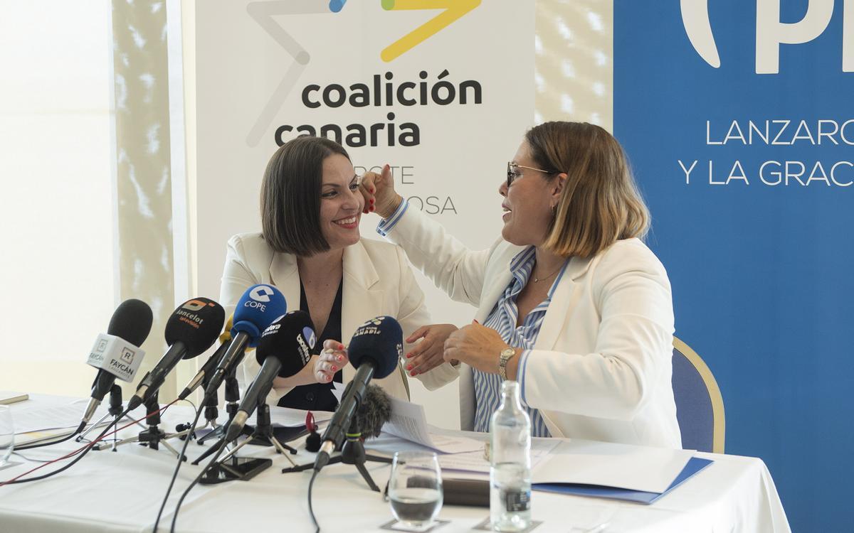 Firma del pacto de Gobierno entre CC y PP para el Cabildo de Lanzarote y el Ayuntamiento de Arrecife.