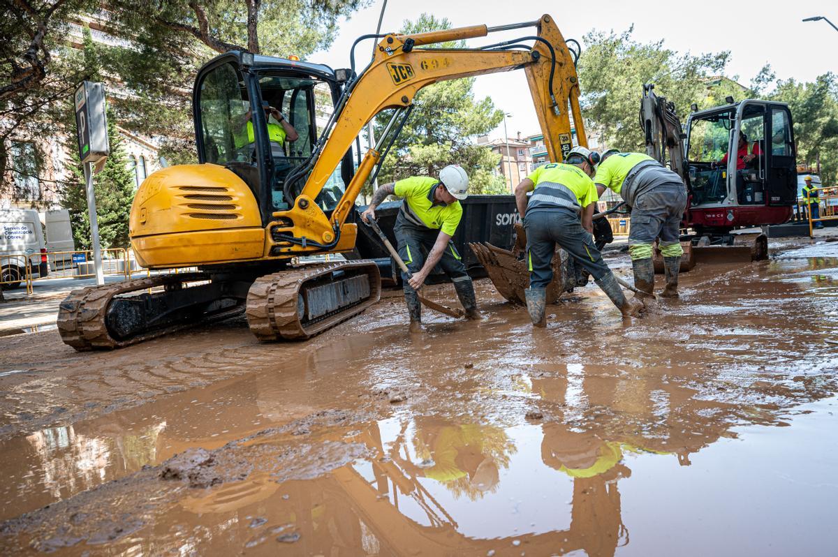 Escape de agua de grandes dimensiones en la avenida Pedralbes con el paseo Manuel Girona de Barcelona