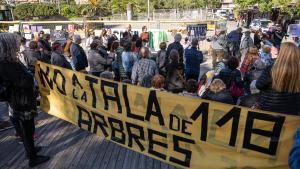 Protesta contra la tala de árboles en el parque de Joan Miró, en Barcelona, por las obras de ampliación de la línea 8 de FGC.