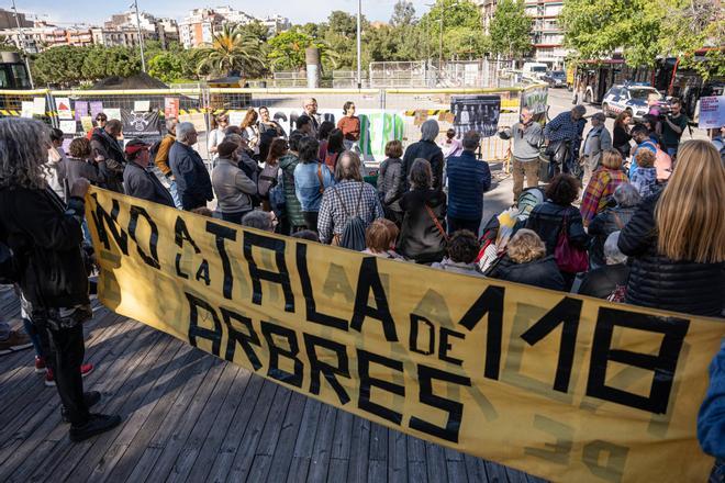 Protesta contra la tala de árboles en el parque de Joan Miró, en Barcelona, por las obras de ampliación de la línea 8 de FGC.