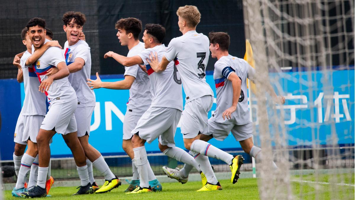 Los jugadores del Juvenil A celebran el gol de Chadi en la goleada al Inter