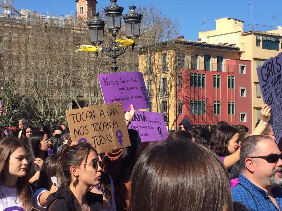 Manifestació estudiantil a Girona de la vaga del vuit de març