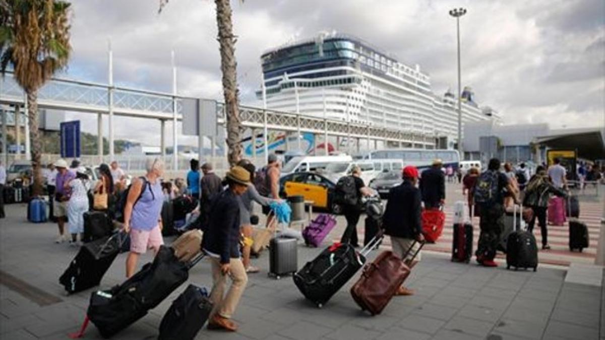 Pasajeros del 'Allure' van a la parada de taxis al término del crucero, un domingo.