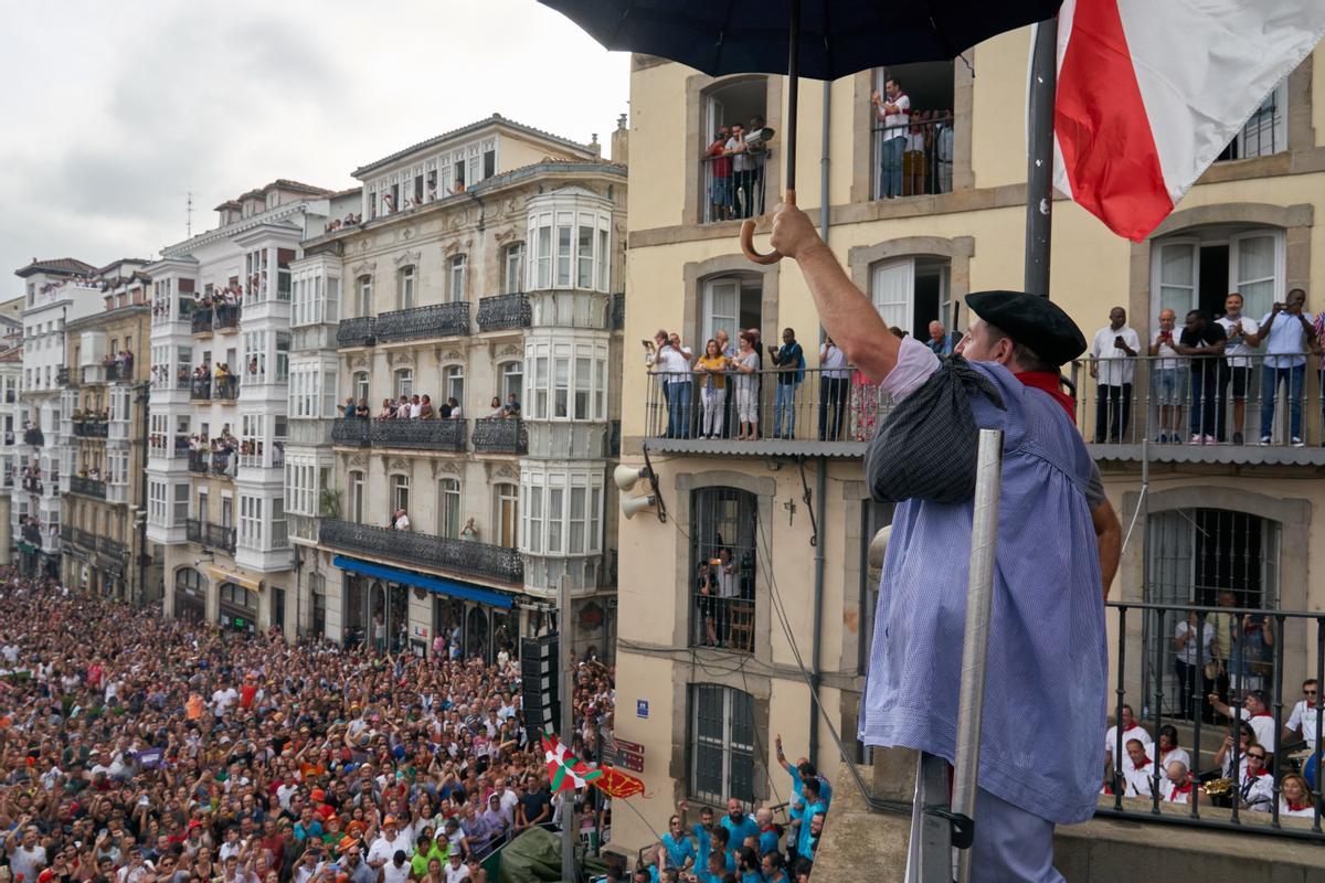 La bajada de Celedón da inicio a las fiestas de Vitoria