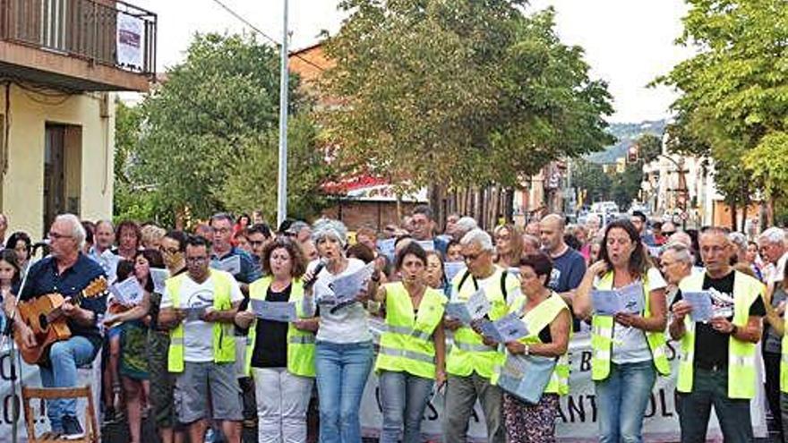 Un moment de la cantada al final de la manifestació.