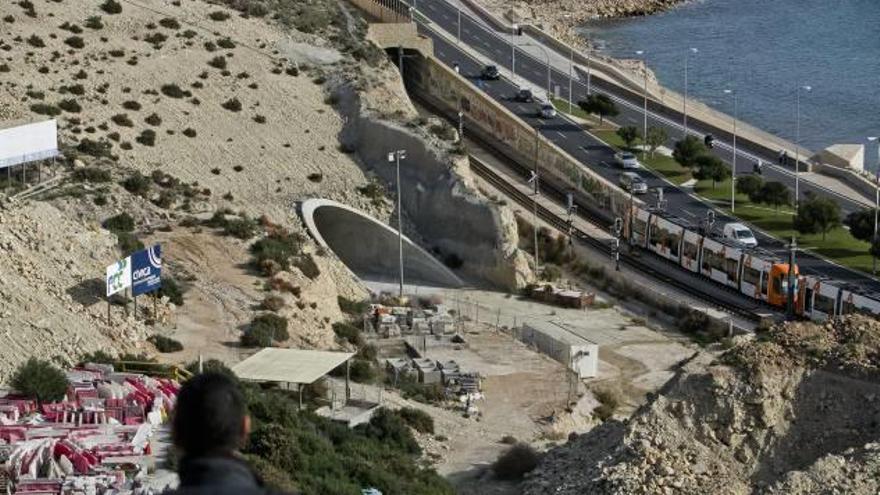 Un tranvía pasa junto a la boca del túnel de la Serra Grossa, cerrado desde 2011.