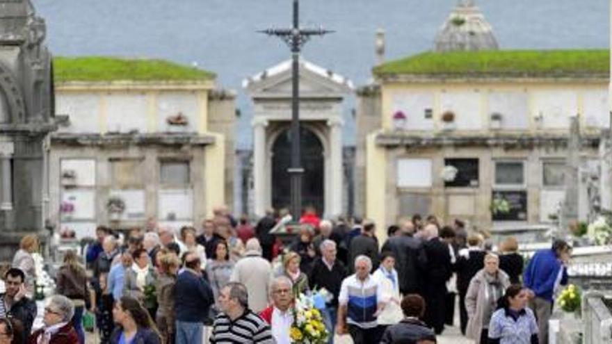 Diferentes momentos vividos ayer por la mañana en el cementerio municipal de San Amaro. / carlos pardellas