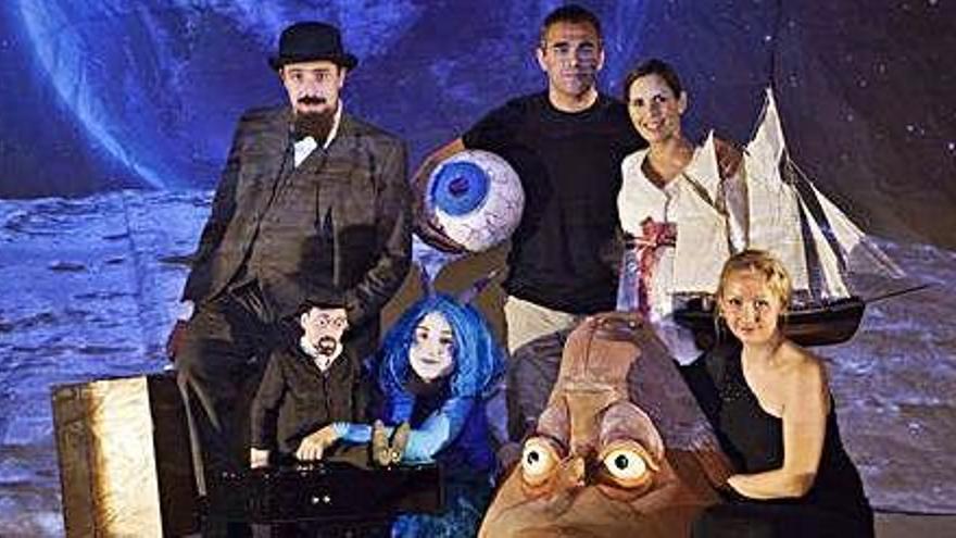 El grup artístic de «Monsieur Croche» posa per a la càmera davant de l&#039;escenografia onírica que acompanya l&#039;espectacle