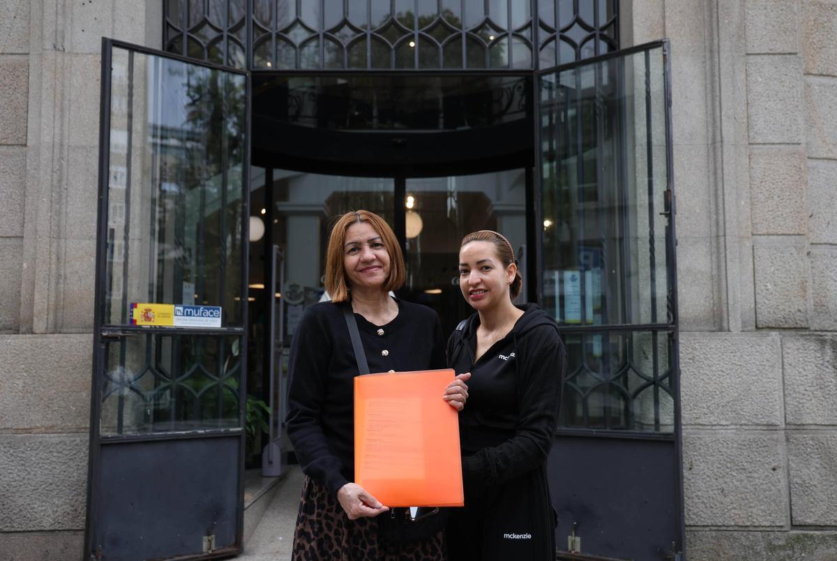 Las venezolanas Laura y Carol Páez, madre e hija, presentando la solicitud en la oficina de Correos de Plaza Compostela.