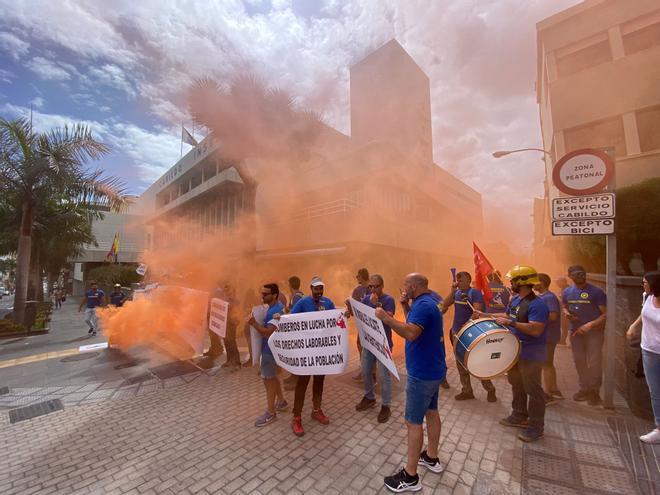 Los bomberos del Consorcio de Emergencias protestan ante el Cabildo de Gran Canaria