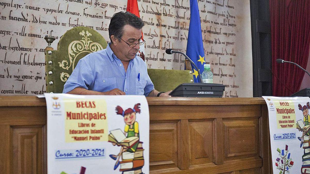 El concejal de Bienestar Social, Antonio Vega, ayer durante la presentación de las becas para libros.