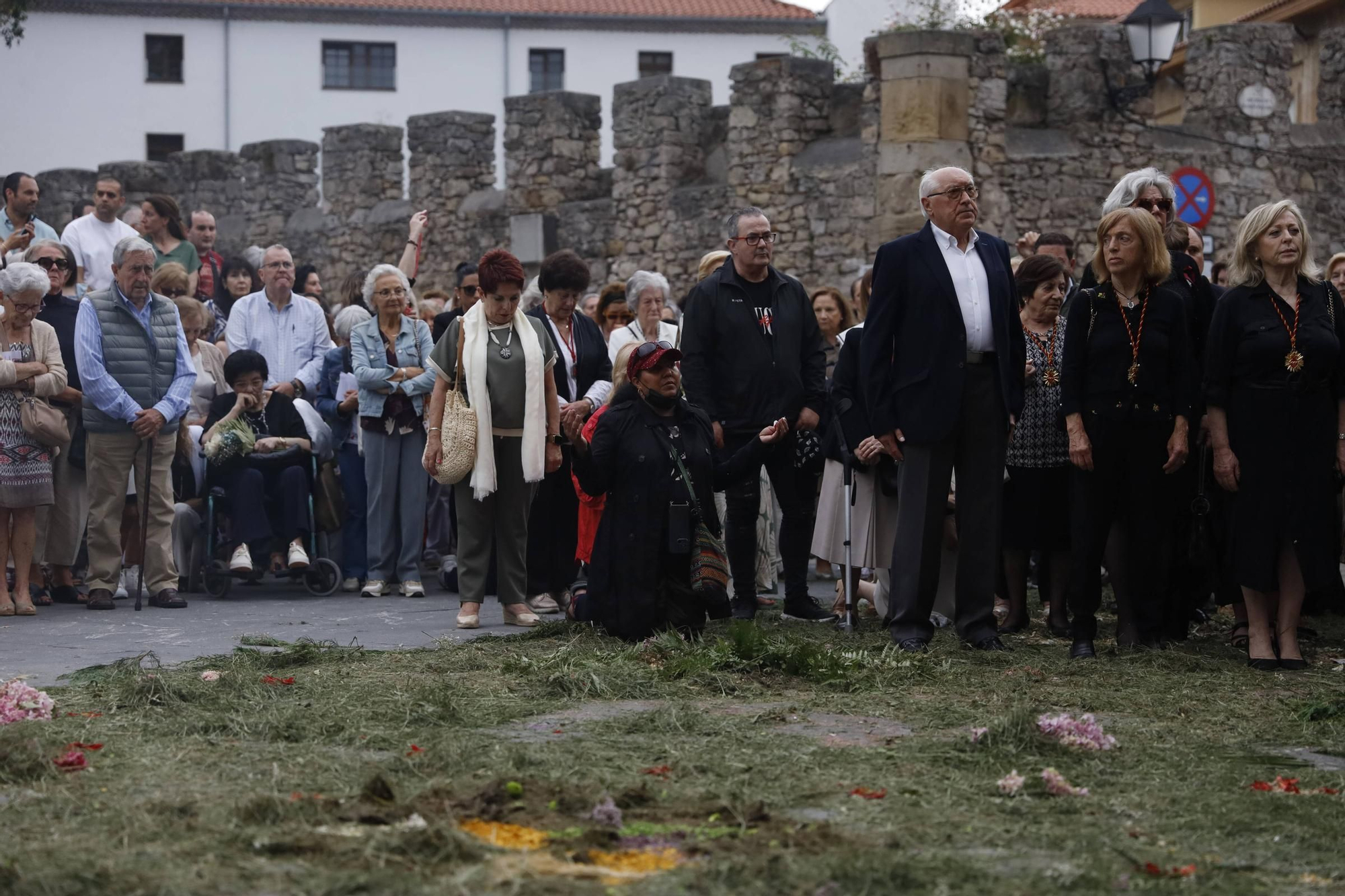 Pétalos, incienso, niños... así fue la procesión del Corpus Christi en Gijón (en imágenes)
