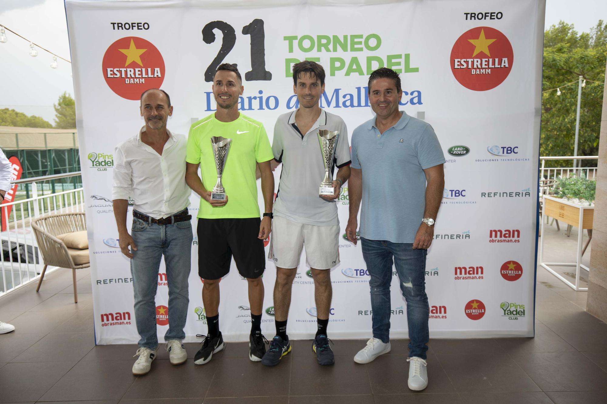 Pedro Morales y Miguel Ortolà, campeones de Segunda Categoría, reciben sus premios de manos de Carlos Cabot (Pins Pádel) y Sebastián Oliver (Diario de Mallorca).