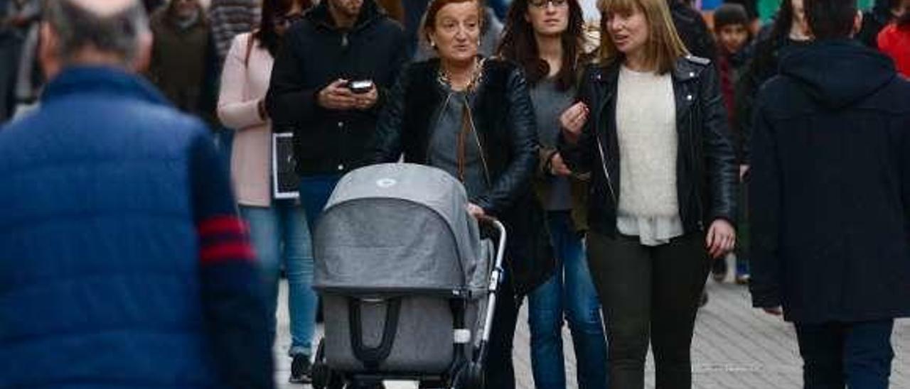 Gente caminando por el centro de Pontevedra. // Rafa Vázquez