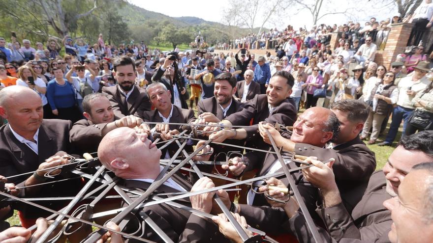 Danzan las espadas por San Benito en un año histórico para Obejo