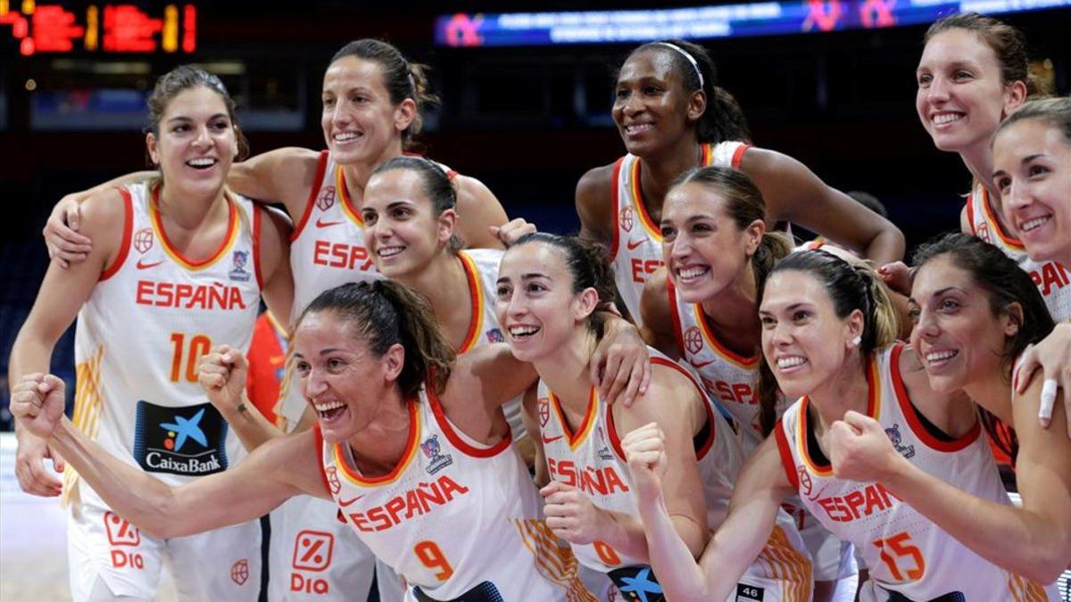 España celebra la victoria en cuartos de final de la Eurobasket Femenina