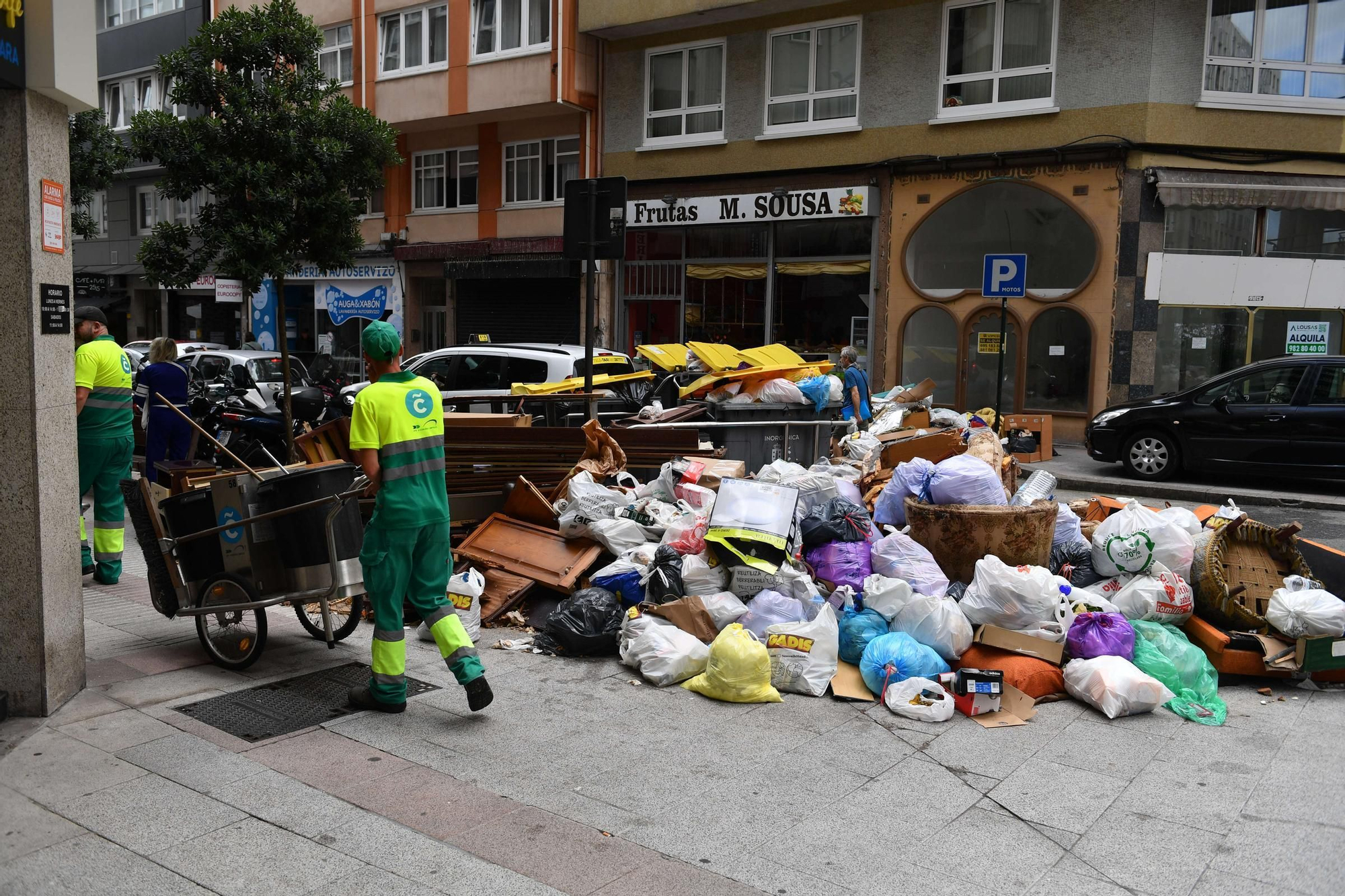 Los trabajadores de la recogida de basura en A Coruña anuncian una huelga indefinida desde el 1 de agosto